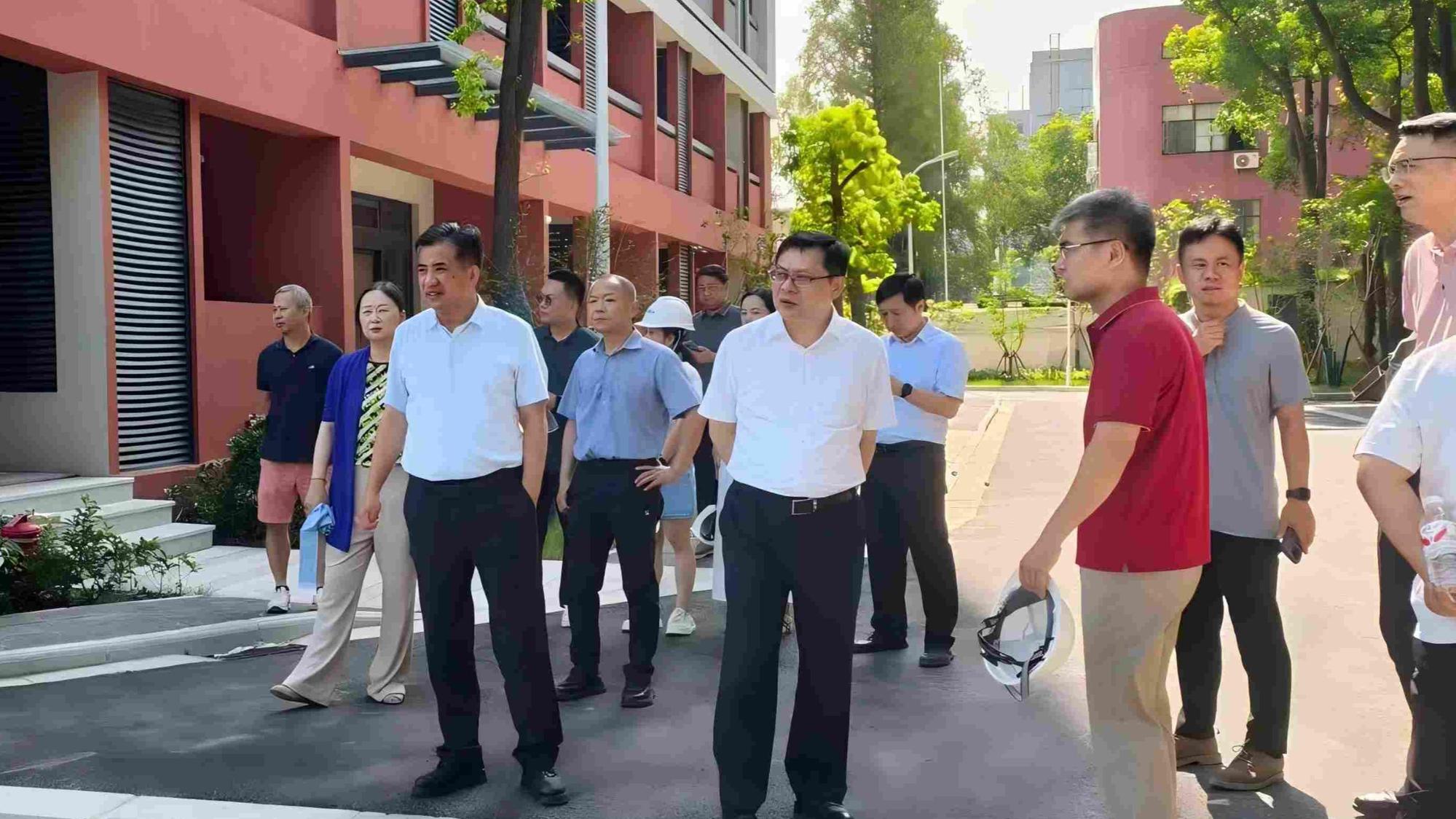 校领导在军工路1100号校区视察