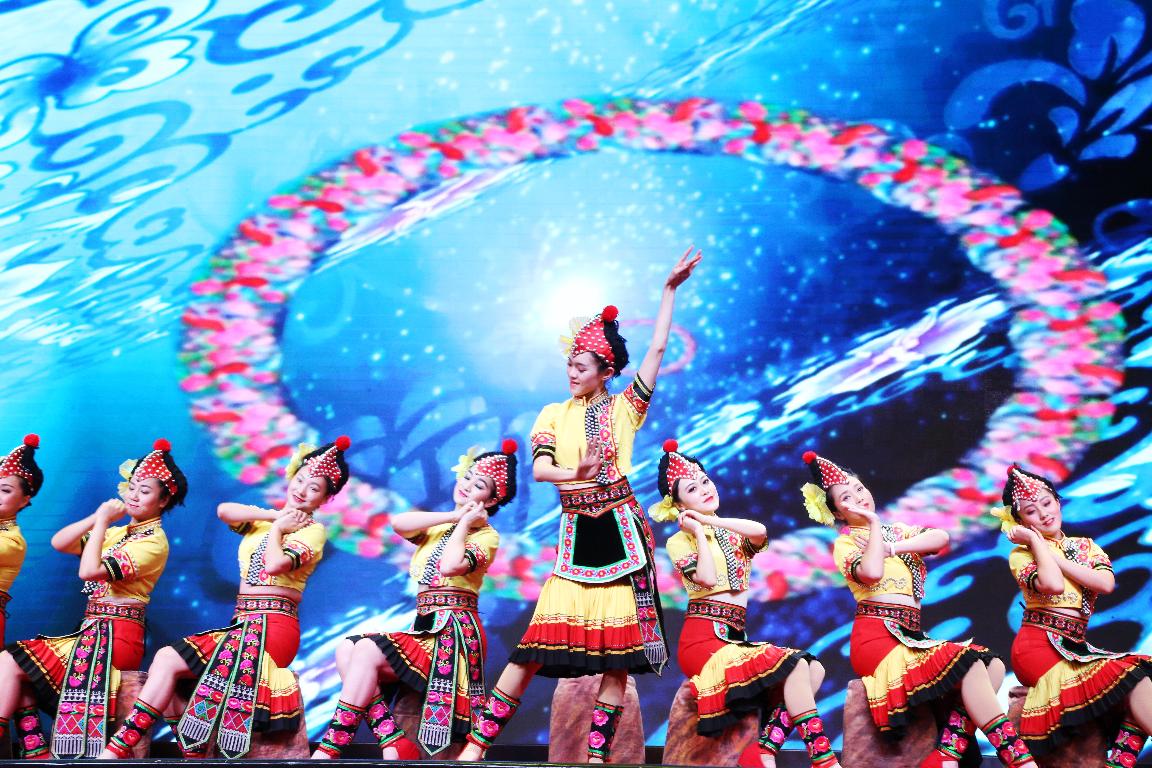 "云衣霓裳·炫彩彝风"云南楚雄彝族风情展演在我校演出