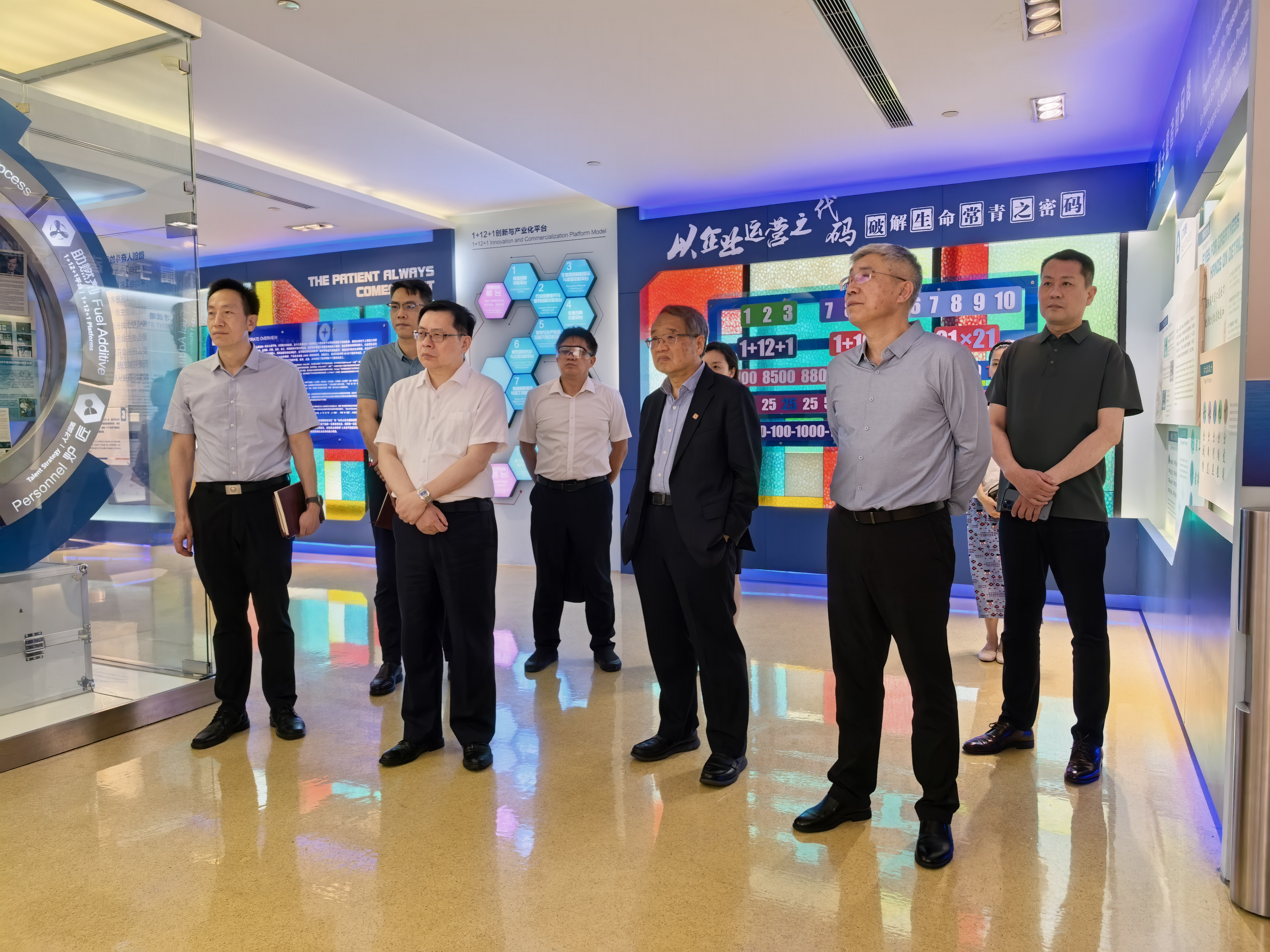 参观微创医学工程体验中心
