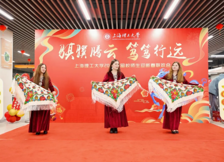 古茶和同学一起演绎土库曼斯坦传统舞蹈