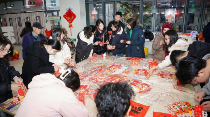 留校学生体验年俗文化