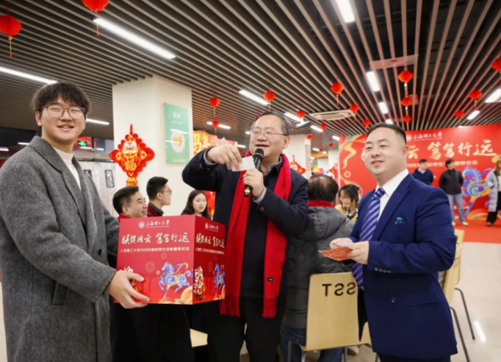 朱新远为学生抽奖