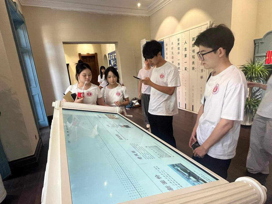 上海理工大学师生走进华山263老字号品牌馆