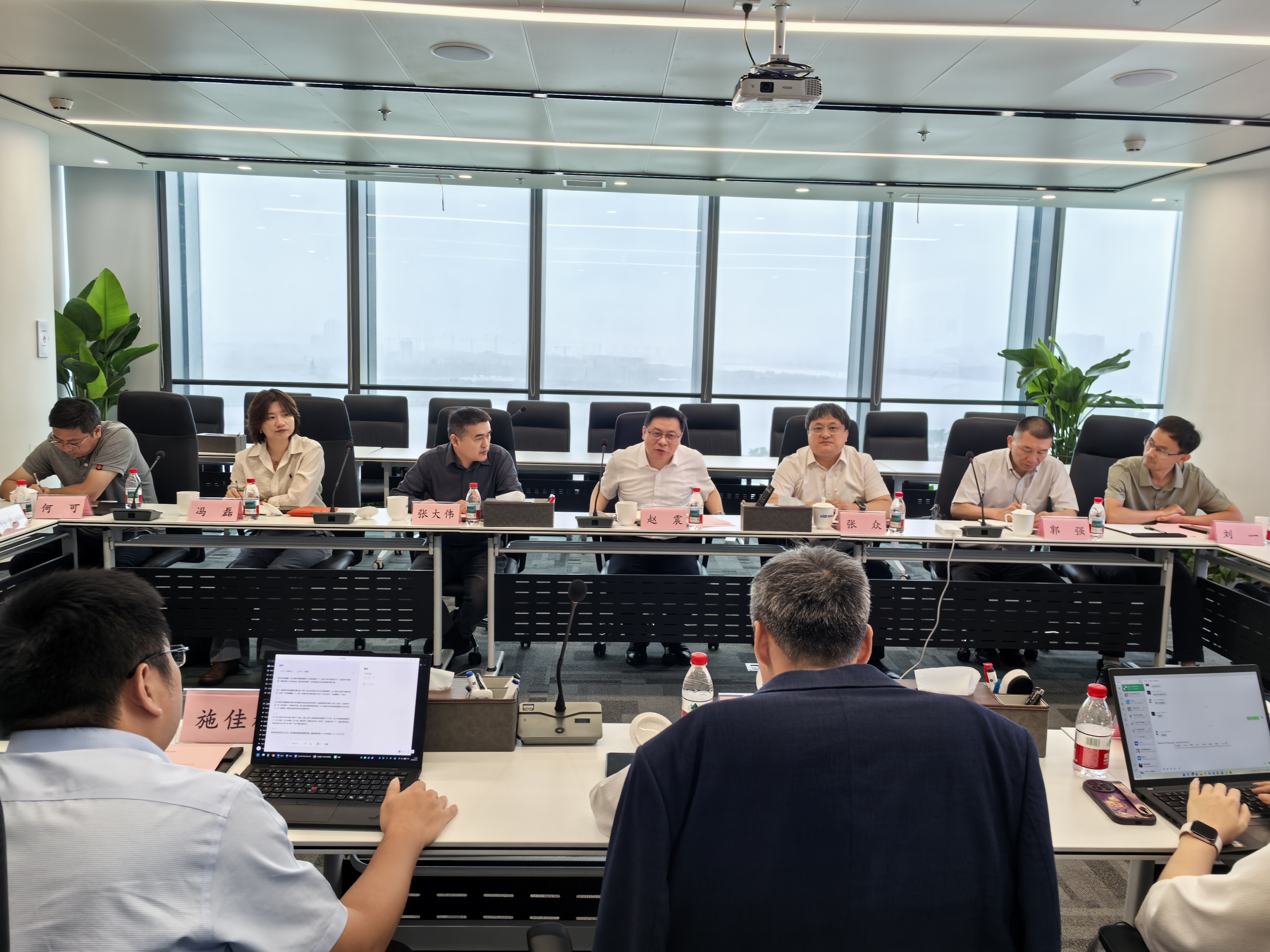 双方在金沙江会议室进行座谈交流