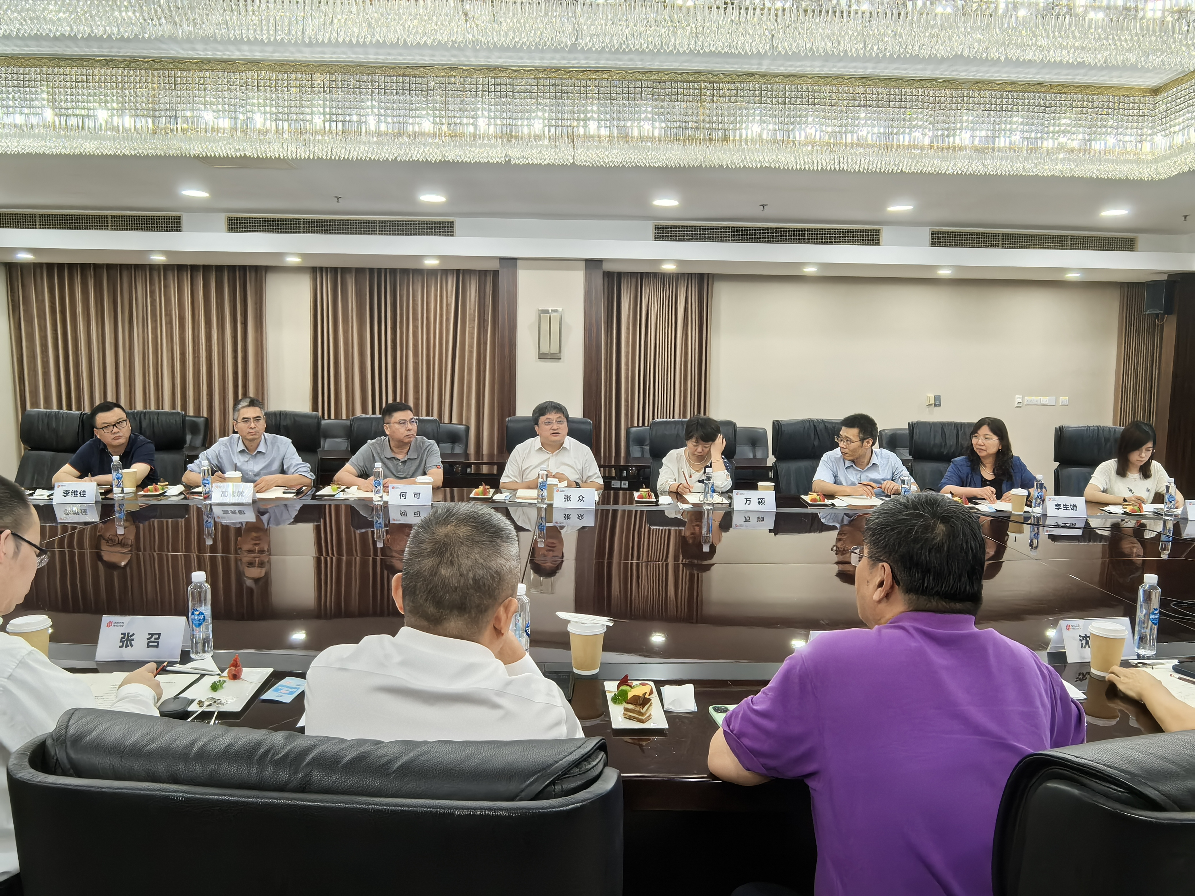 双方在华虹宏力会议室座谈交流
