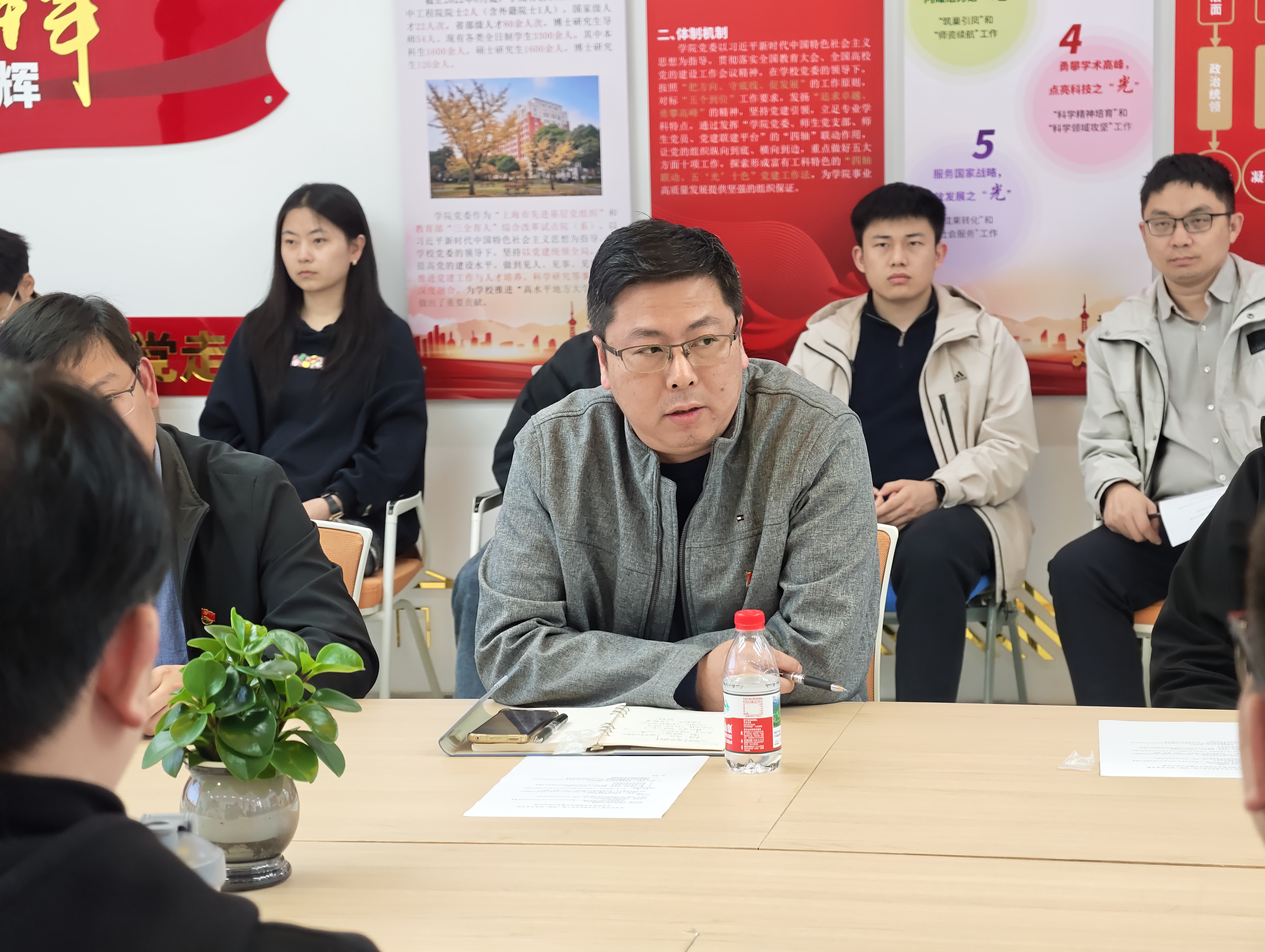 图四：学院党委副书记何可总结