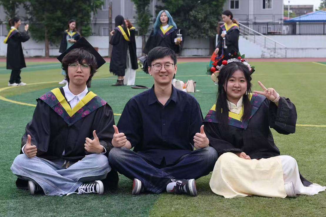 辅导员郭军浩与考研上岸学子合影