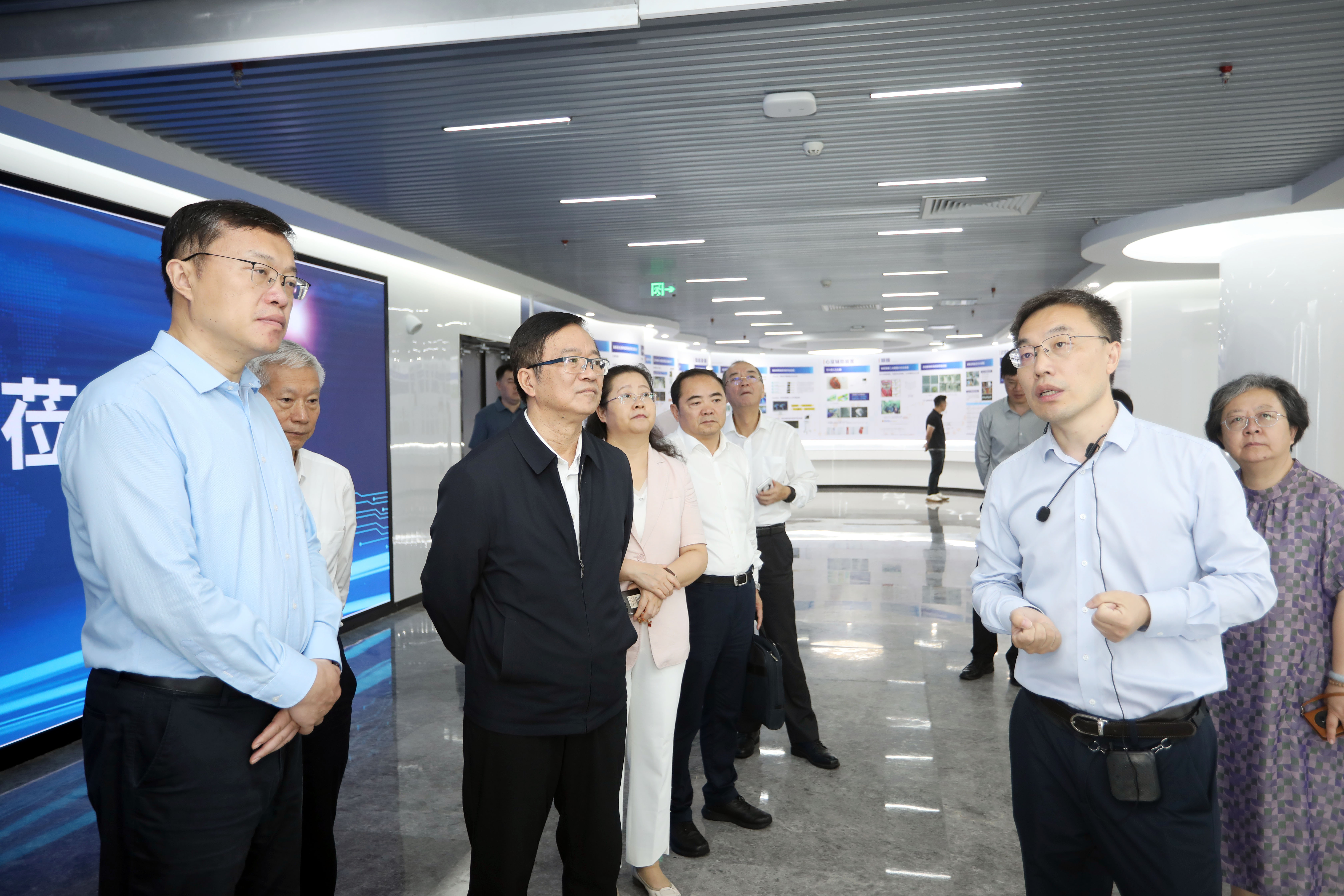 调研组听取学院建设发展情况汇报