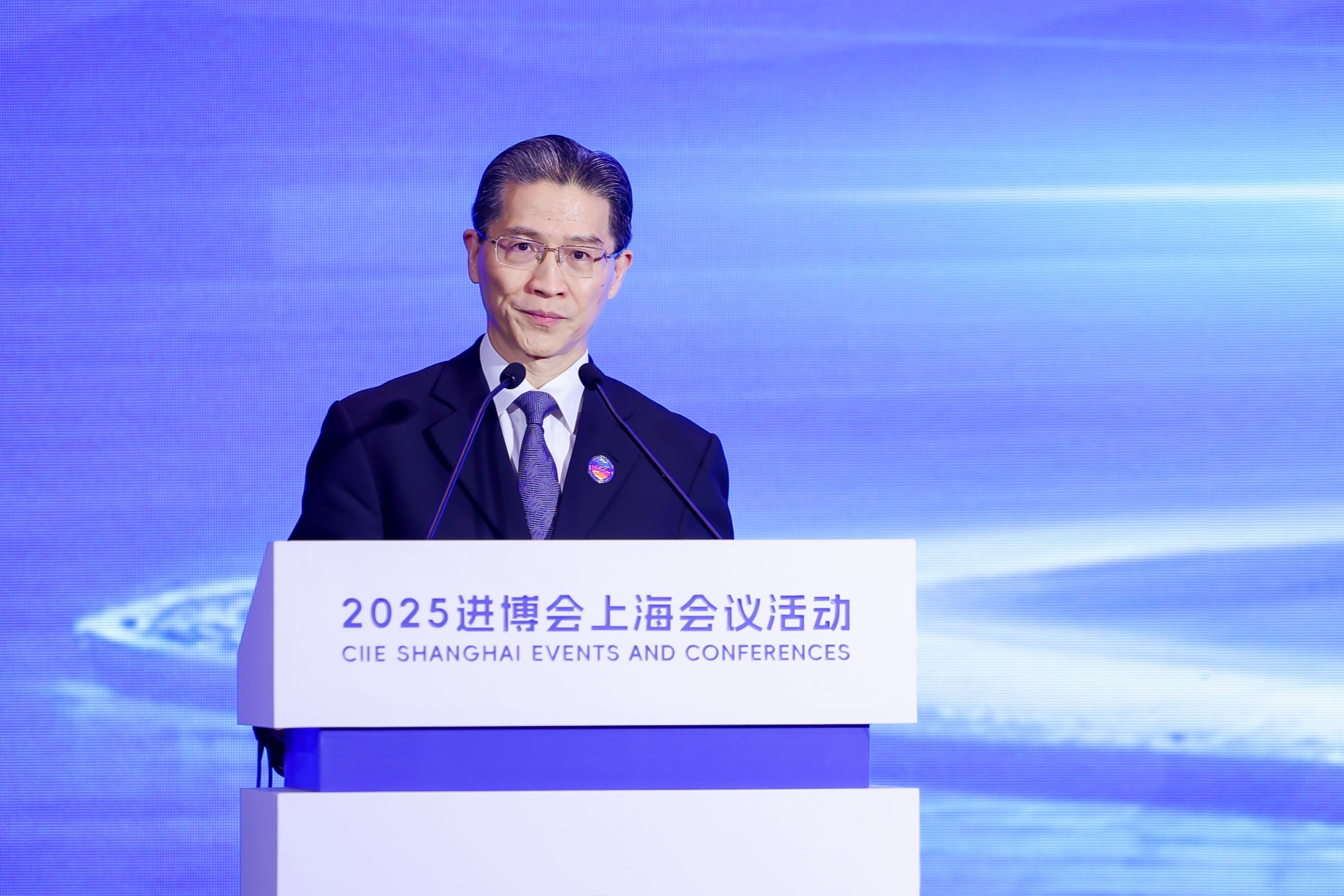 周汉民在论坛上发表主旨演讲