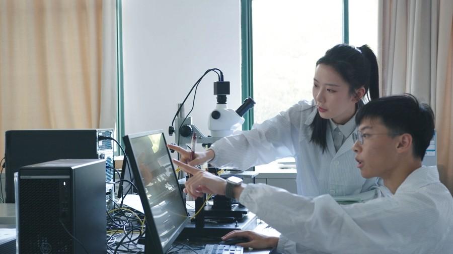 上理工光电信息与计算机工程学院学生正在做实验