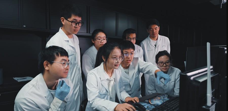 上理工“格致创新班”的本科生在实验室开展交流