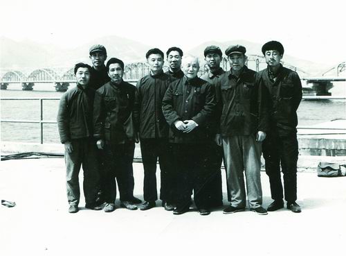 1976年，钱令希（左六）与设计组成员在鲇鱼湾栈桥竣工后合影