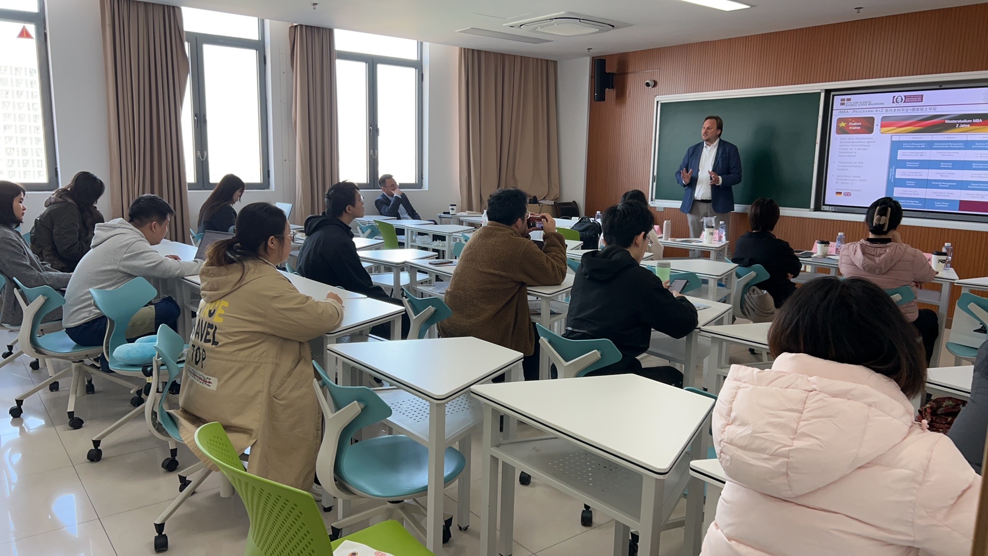 与学生们进行互动交流