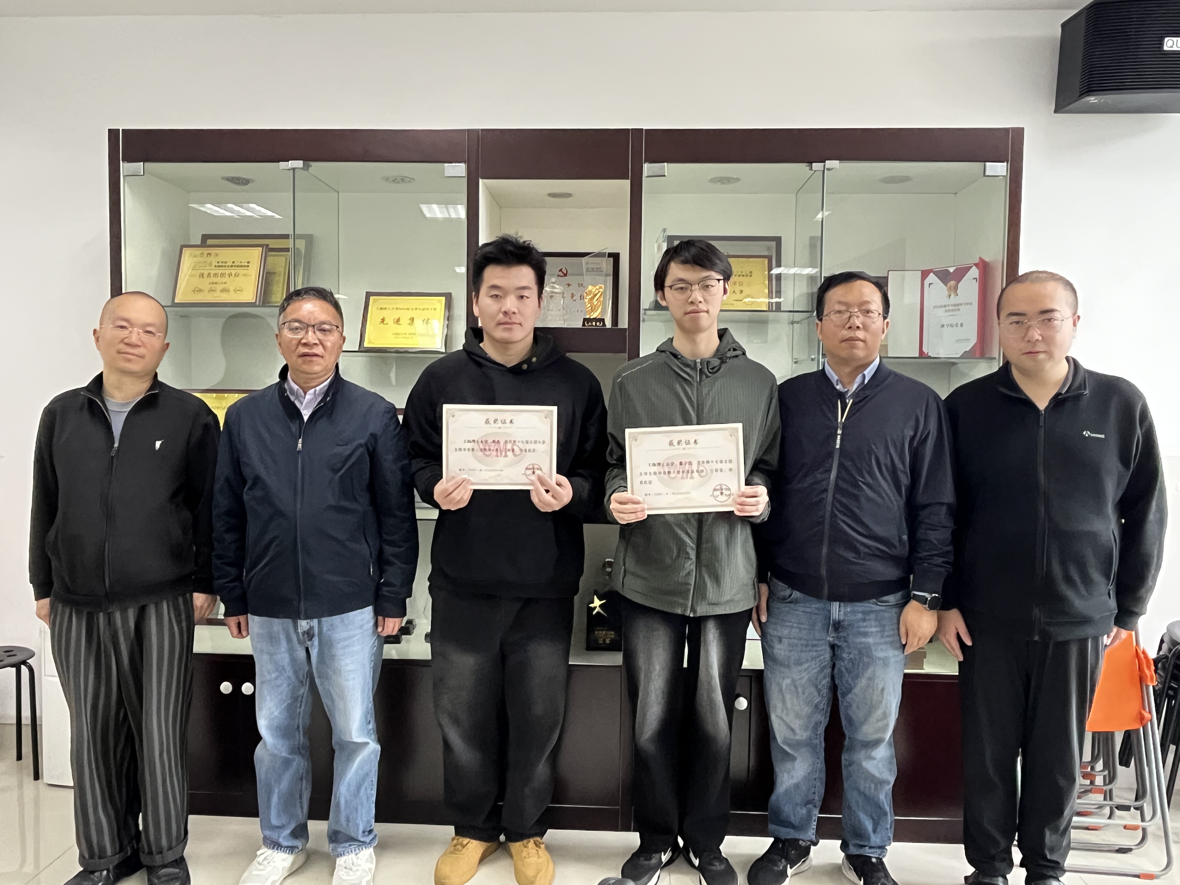 &nbsp;获奖学生与指导教师合影