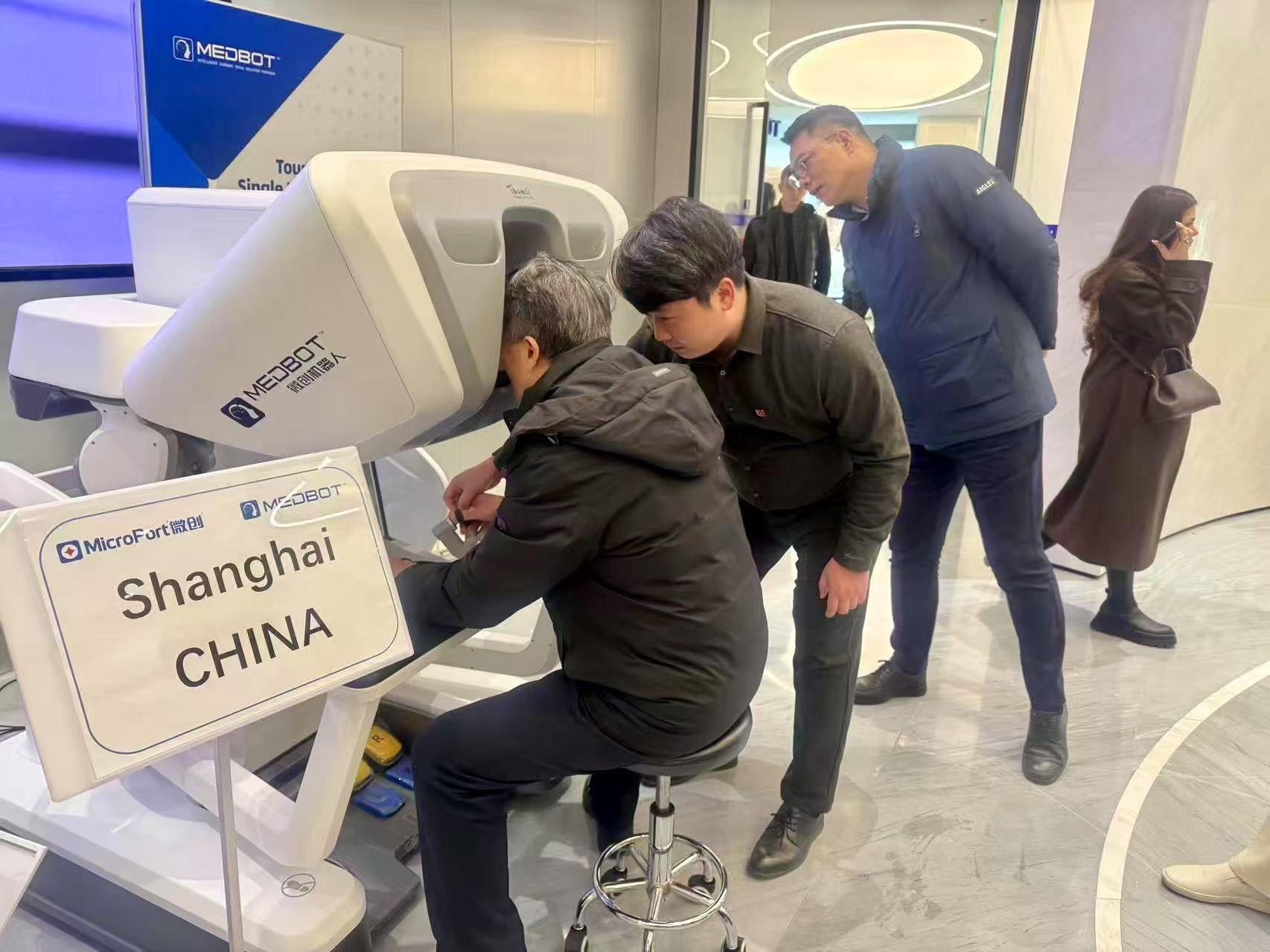 操作手术机器人