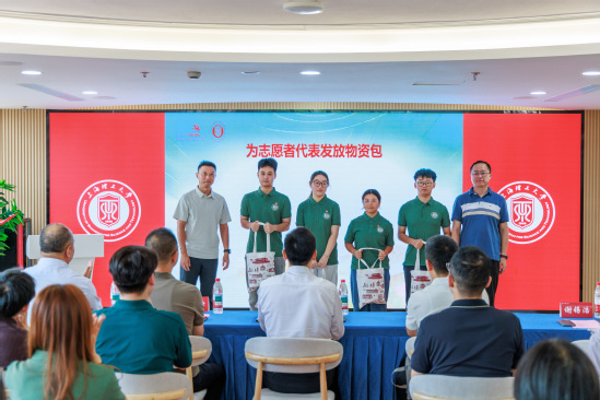 谢锡浩、苏海华为志愿者代表发放物资包