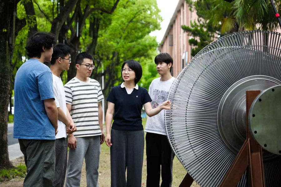 在“1955年中国首台6MW汽轮机”模型前现场教学