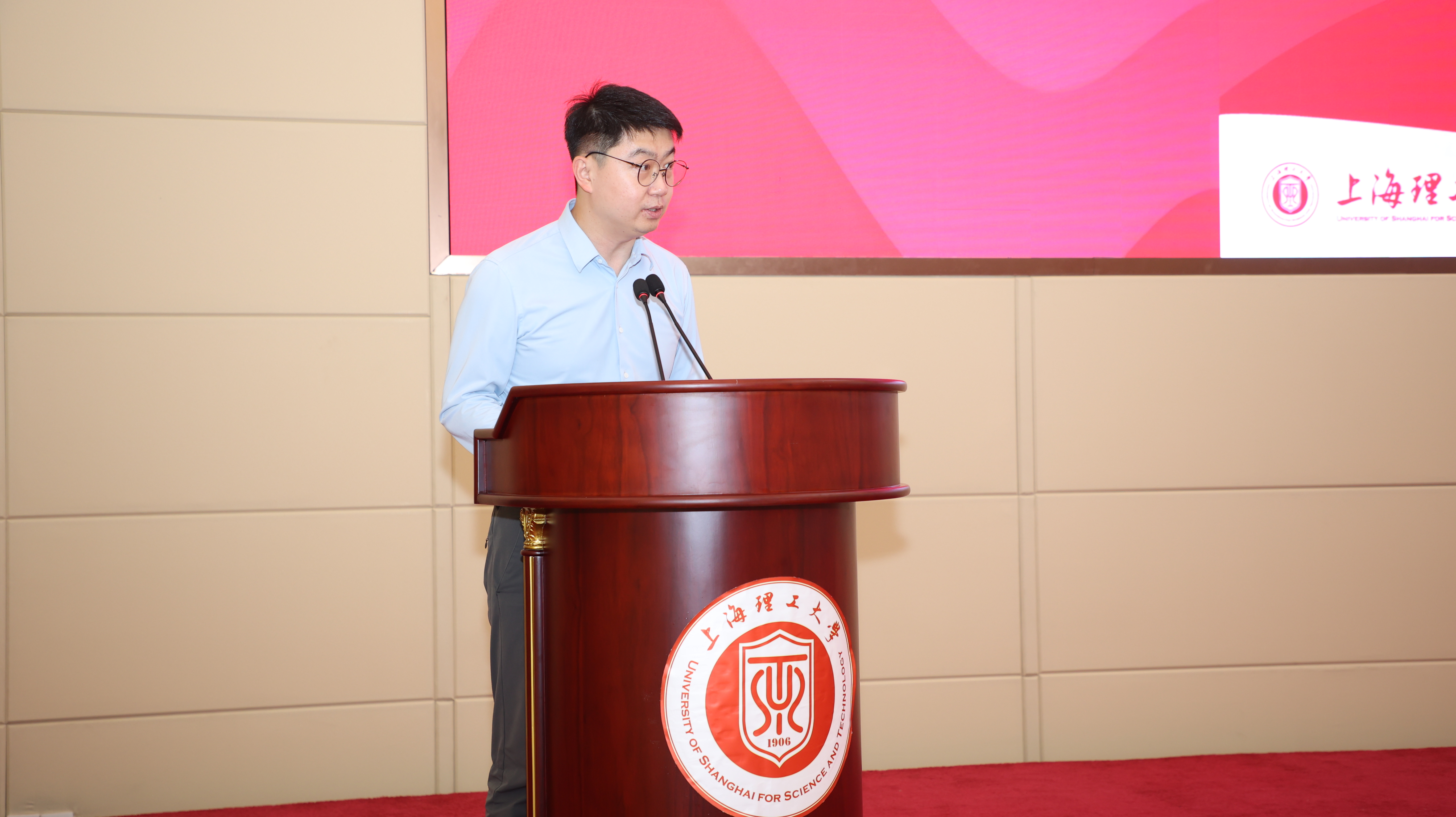 杨阳介绍社会实践项目申报和西部志愿者录取情况