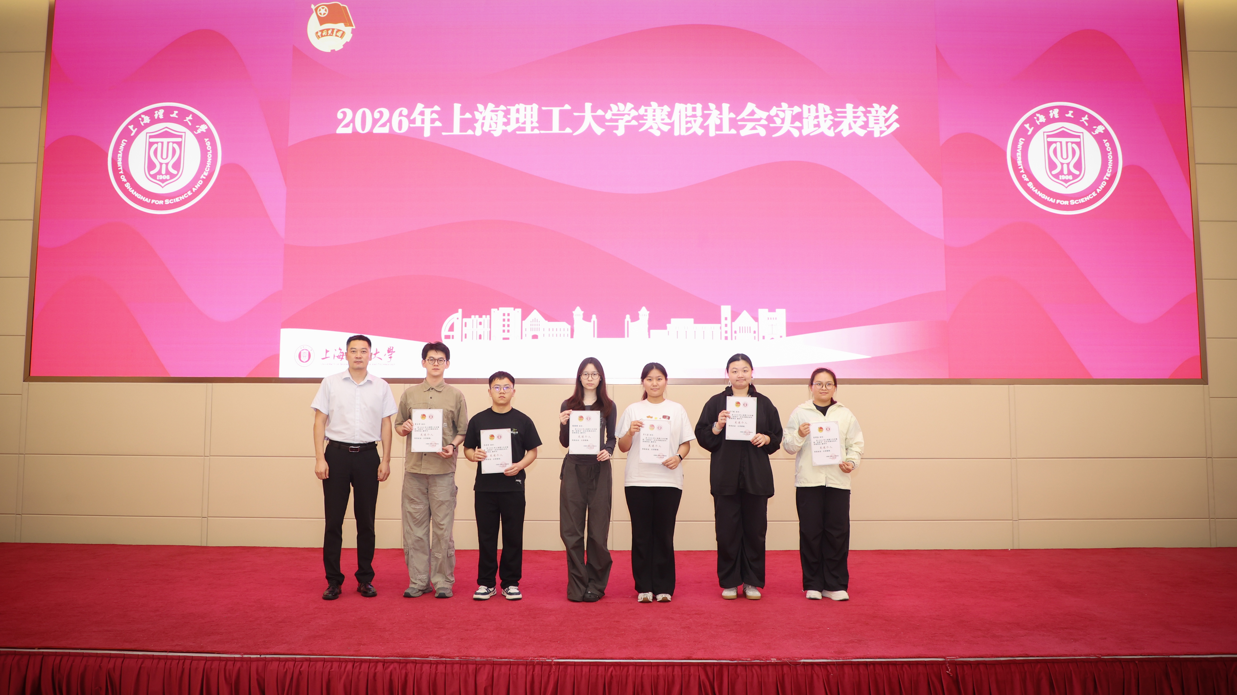曹桂馥老师颁发“先进个人”证书