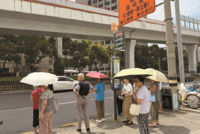 岳阳医院外大柏树站，市民头顶烈日等待公交