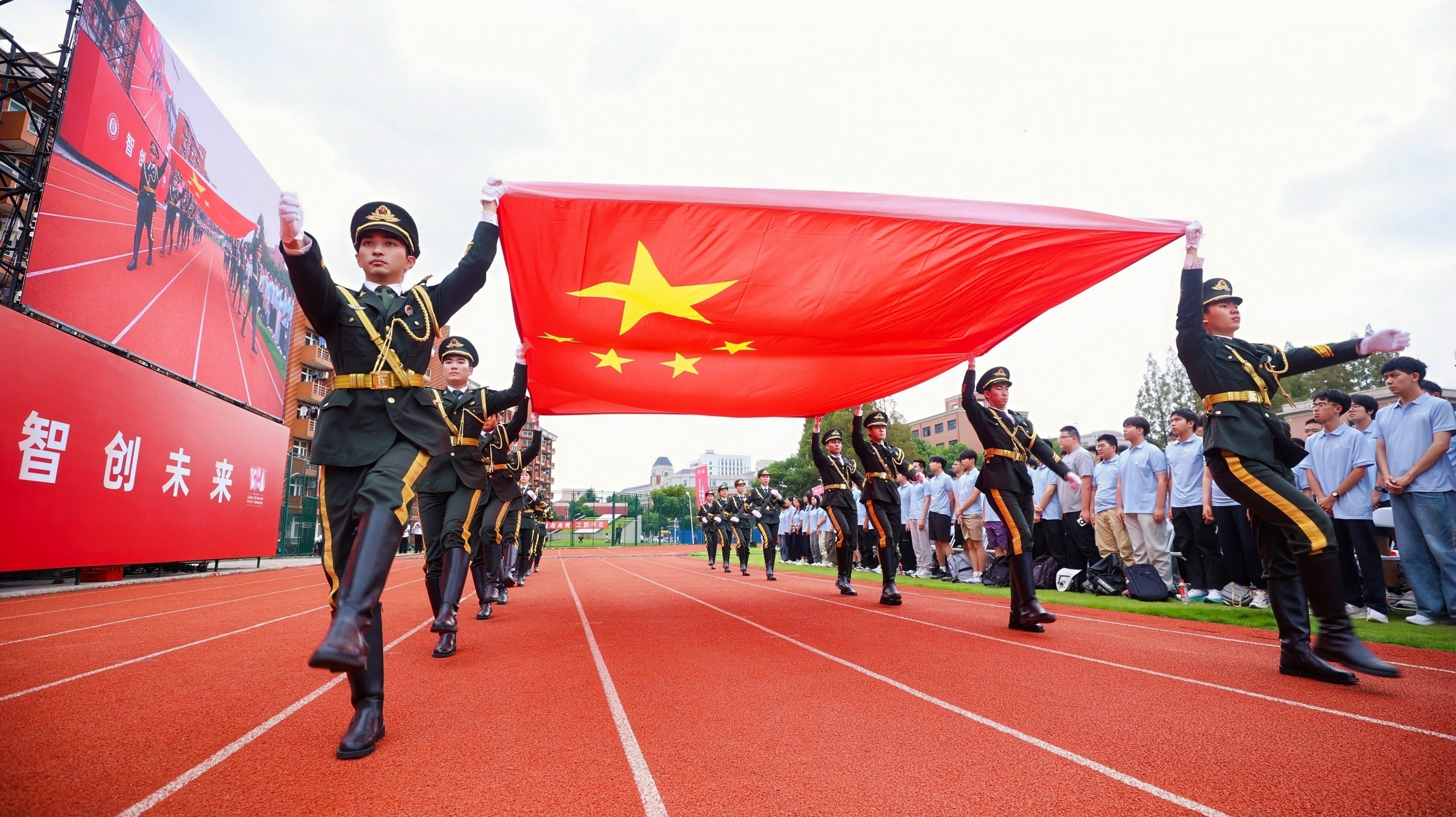 国旗护卫队护送五星红旗