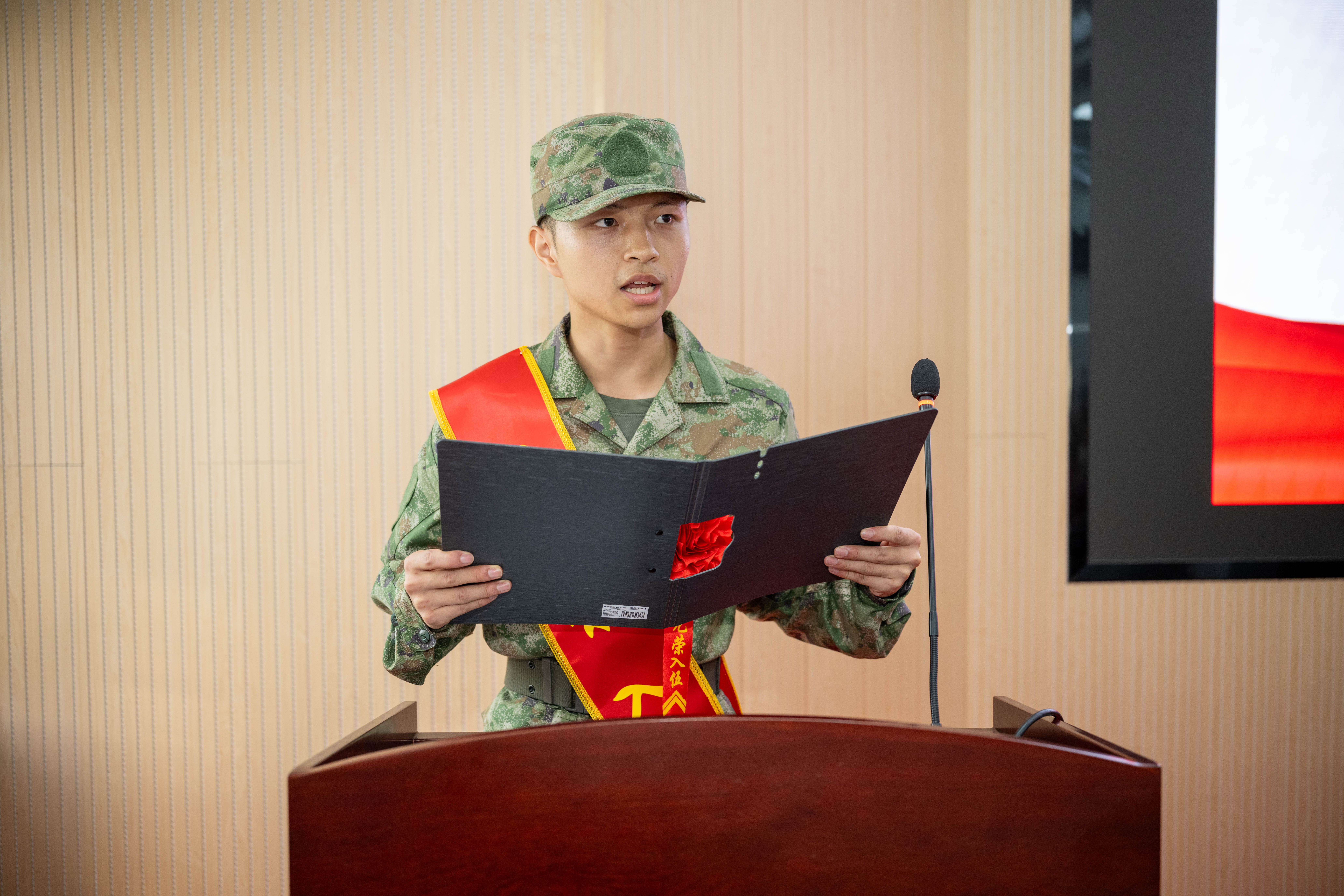 入伍新兵代表胡兰松发言