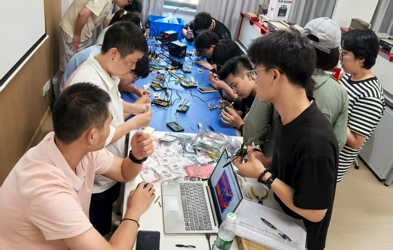 上海理工大学的同学们参与集成电路科学与工程微专业的课程实践活动