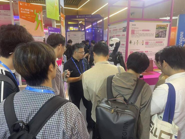 全球技术转移大会上海理工大学展位前