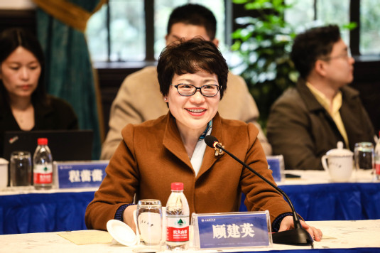 顾建英介绍中山医院发展情况参观实验室