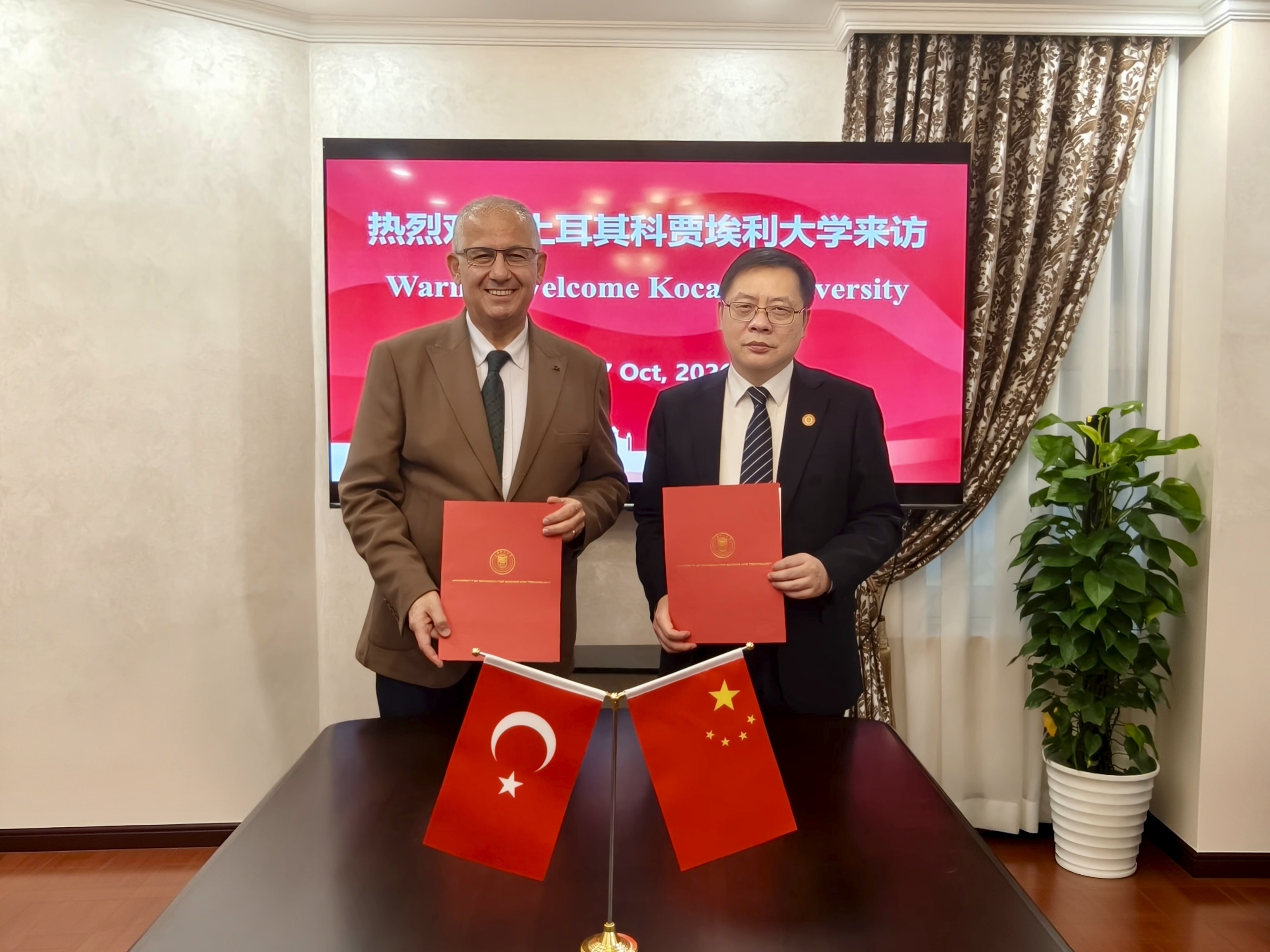 与科贾埃利大学会谈现场与科贾埃利大学签署合作备忘录